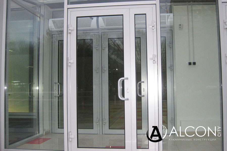 Двери алюминиевые со стеклом в Казани